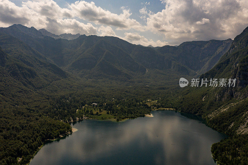 Bohinjsko Jezero在群山之间的鸟瞰图